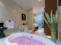 Villa Lakshmi Toba, Bathroom